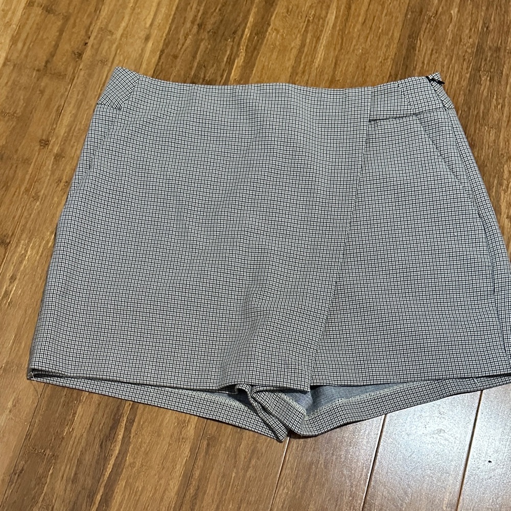 LAST CHANCE OFFER: House of Harlow 1960 Gray Patterned Women's Skorts